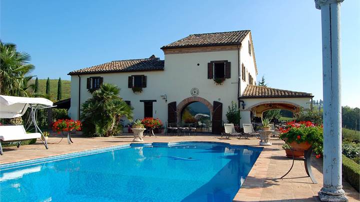Villa with garden, swimming pool and dependance
